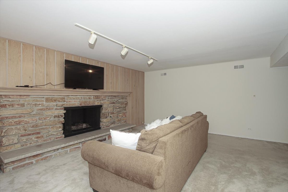 220 Kemah Lane, Schaumburg, IL 60193