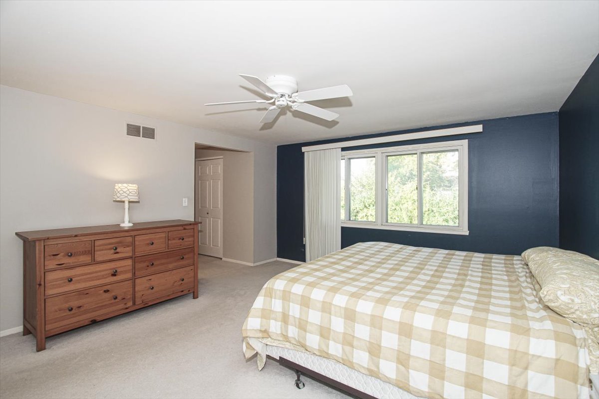 220 Kemah Lane, Schaumburg, IL 60193