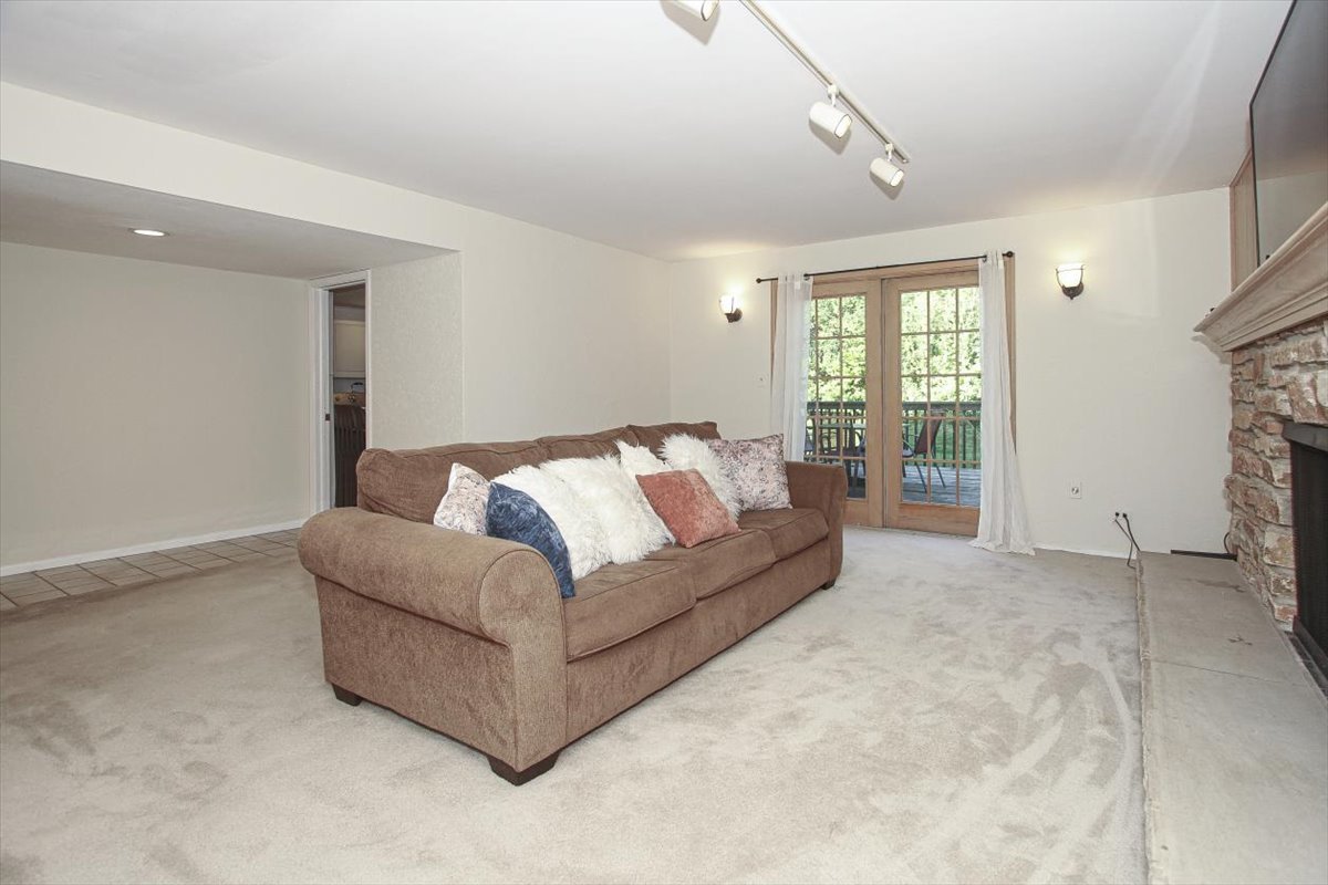 220 Kemah Lane, Schaumburg, IL 60193