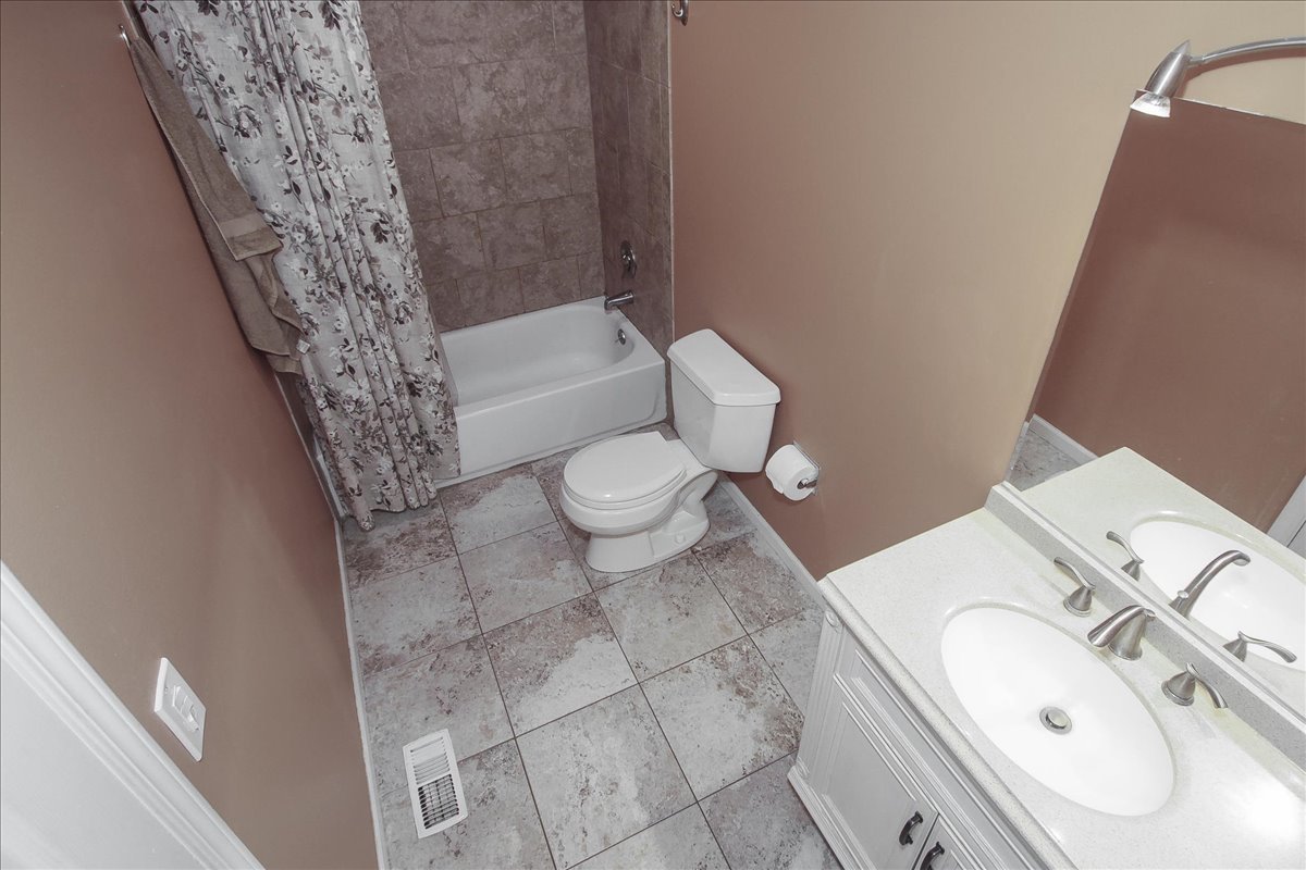 220 Kemah Lane, Schaumburg, IL 60193