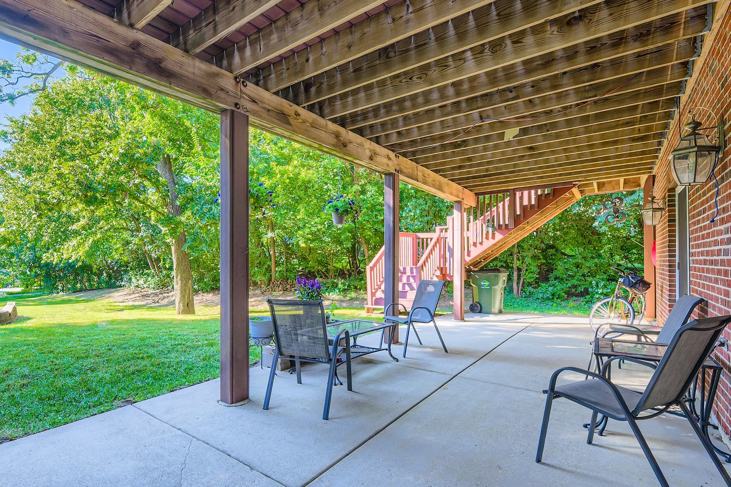 6441 Blackhawk Trail, Indian Head Park, IL 60525