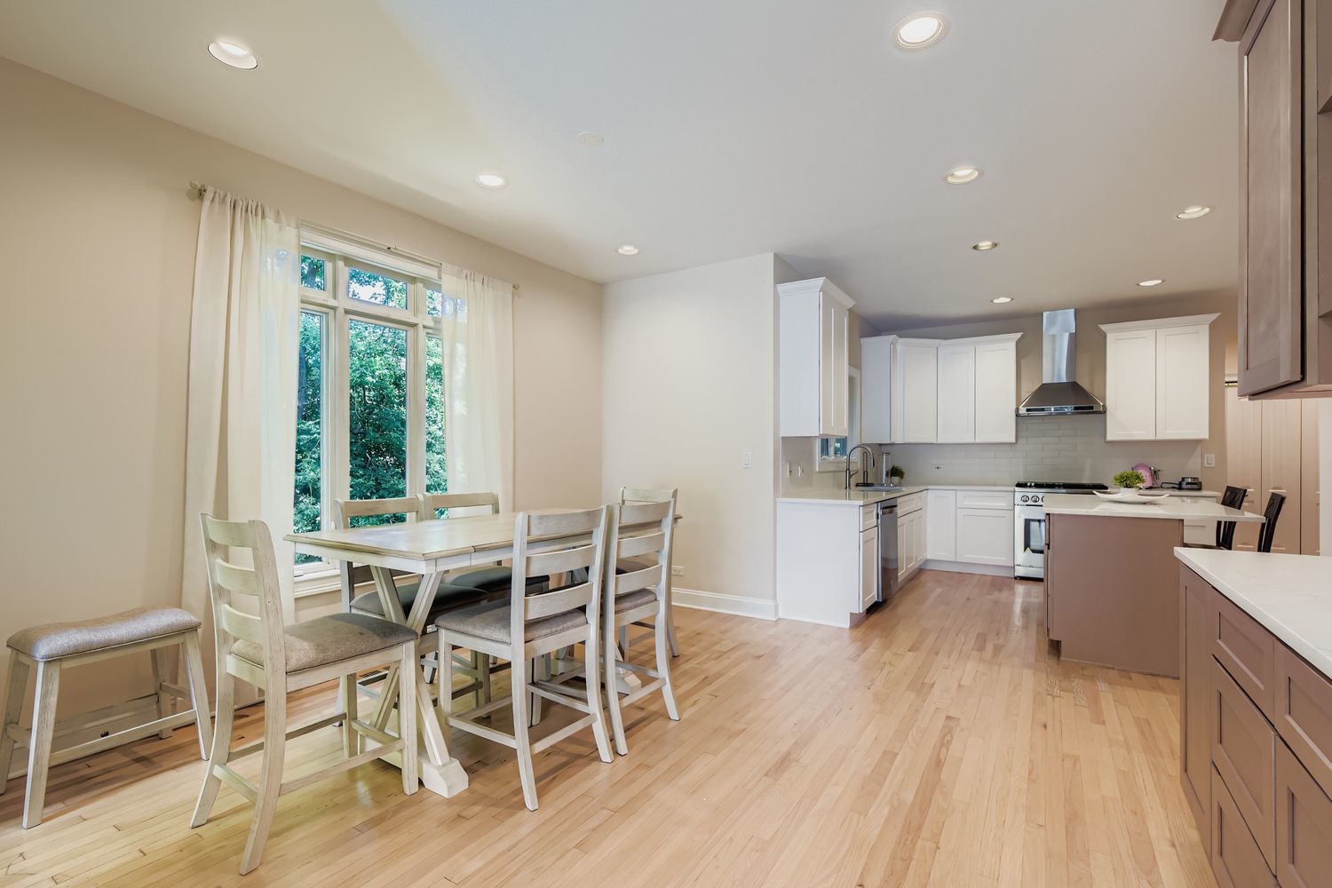 6441 Blackhawk Trail, Indian Head Park, IL 60525