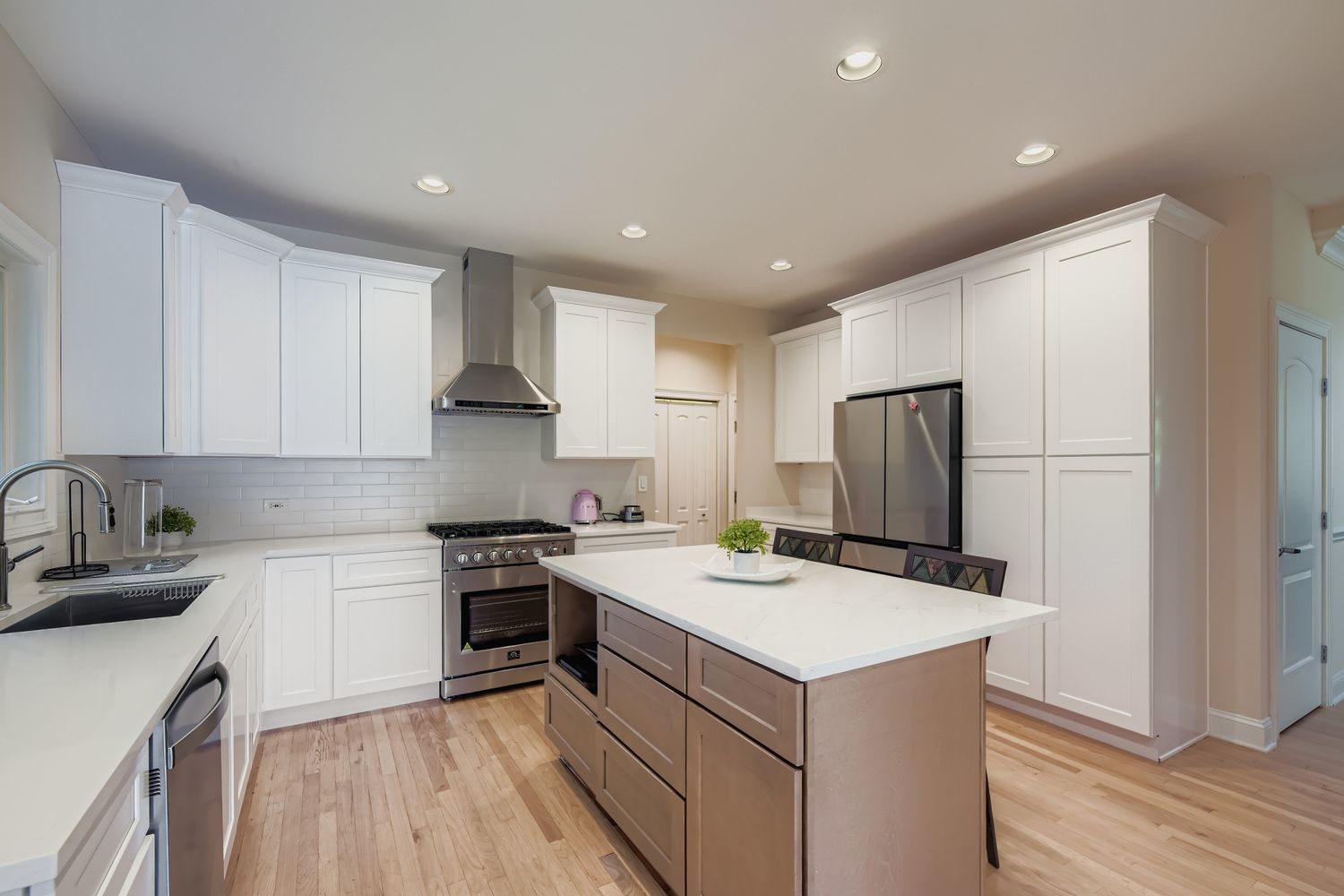 6441 Blackhawk Trail, Indian Head Park, IL 60525