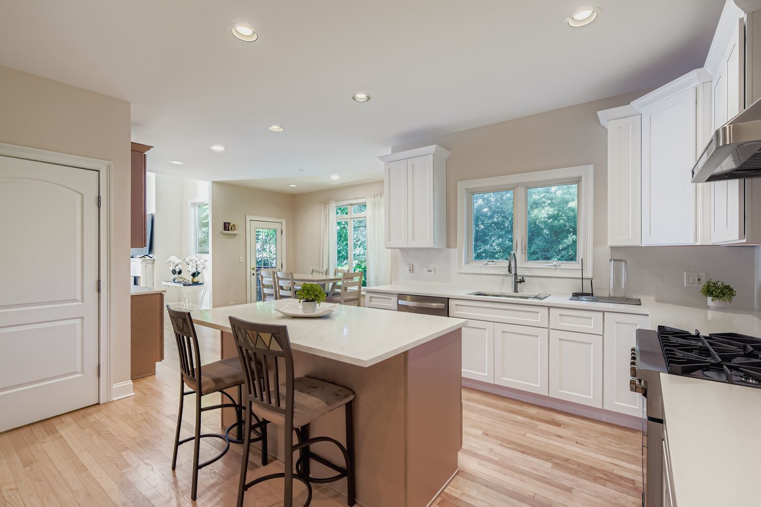 6441 Blackhawk Trail, Indian Head Park, IL 60525