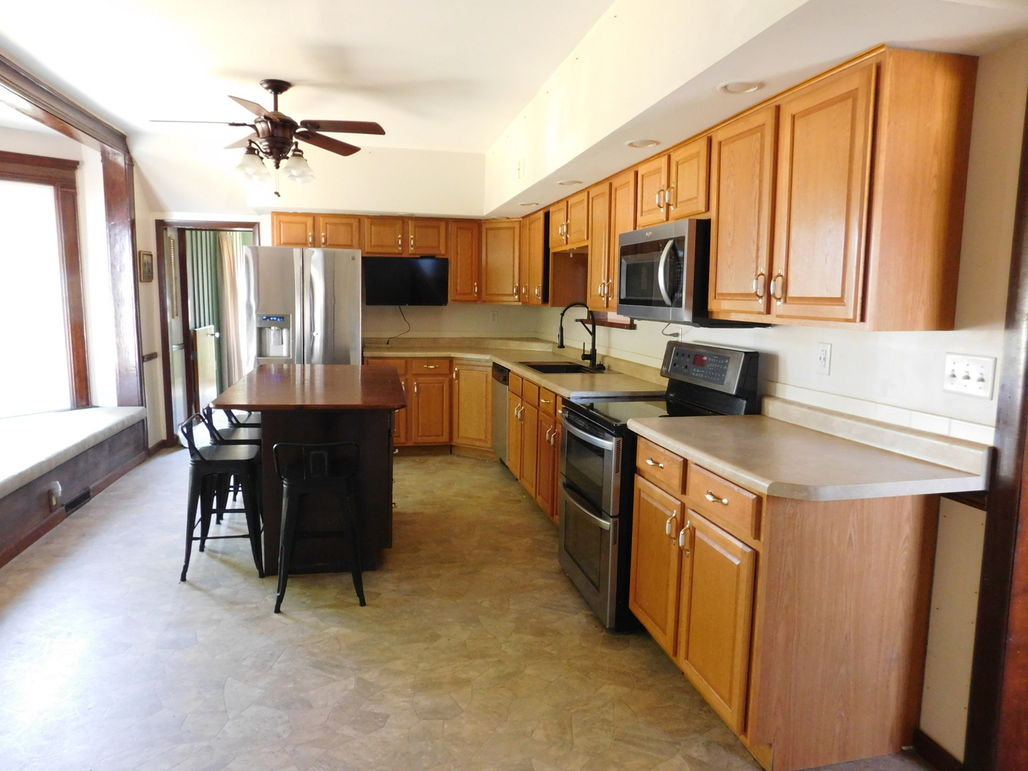 305 E Comanche Avenue, Shabbona, IL 60550