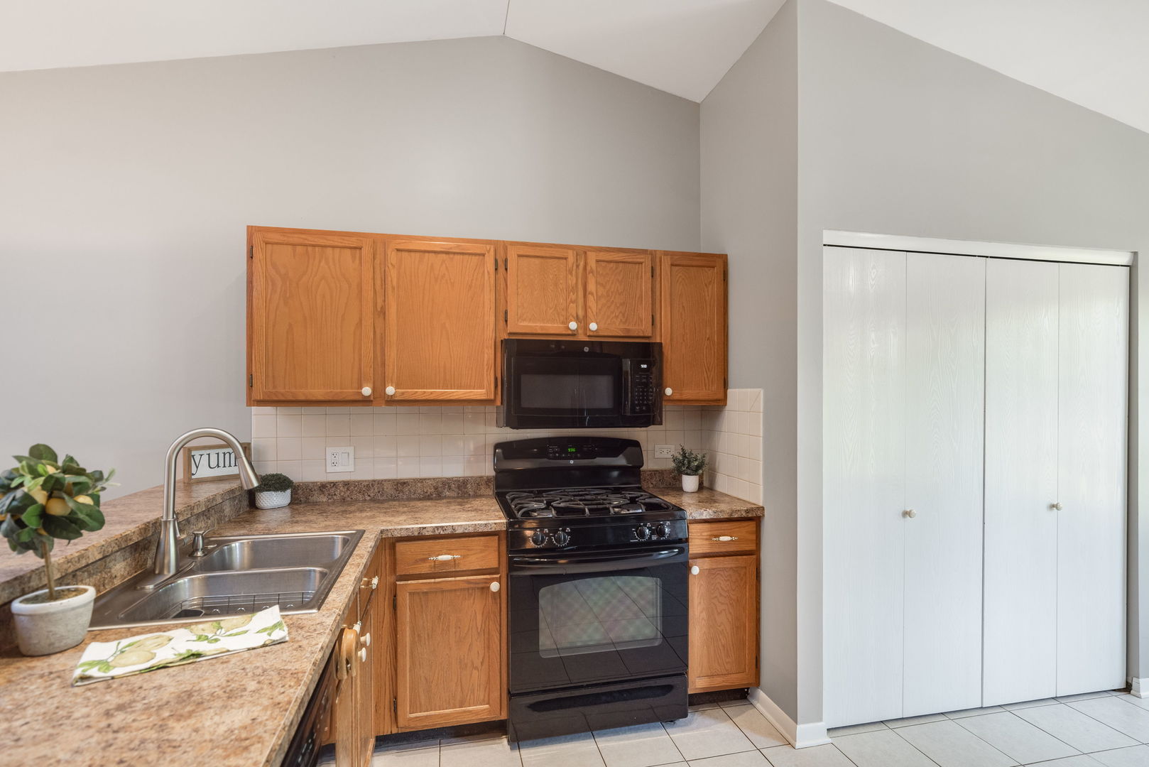 833 Dartmouth Drive, Island Lake, IL 60042