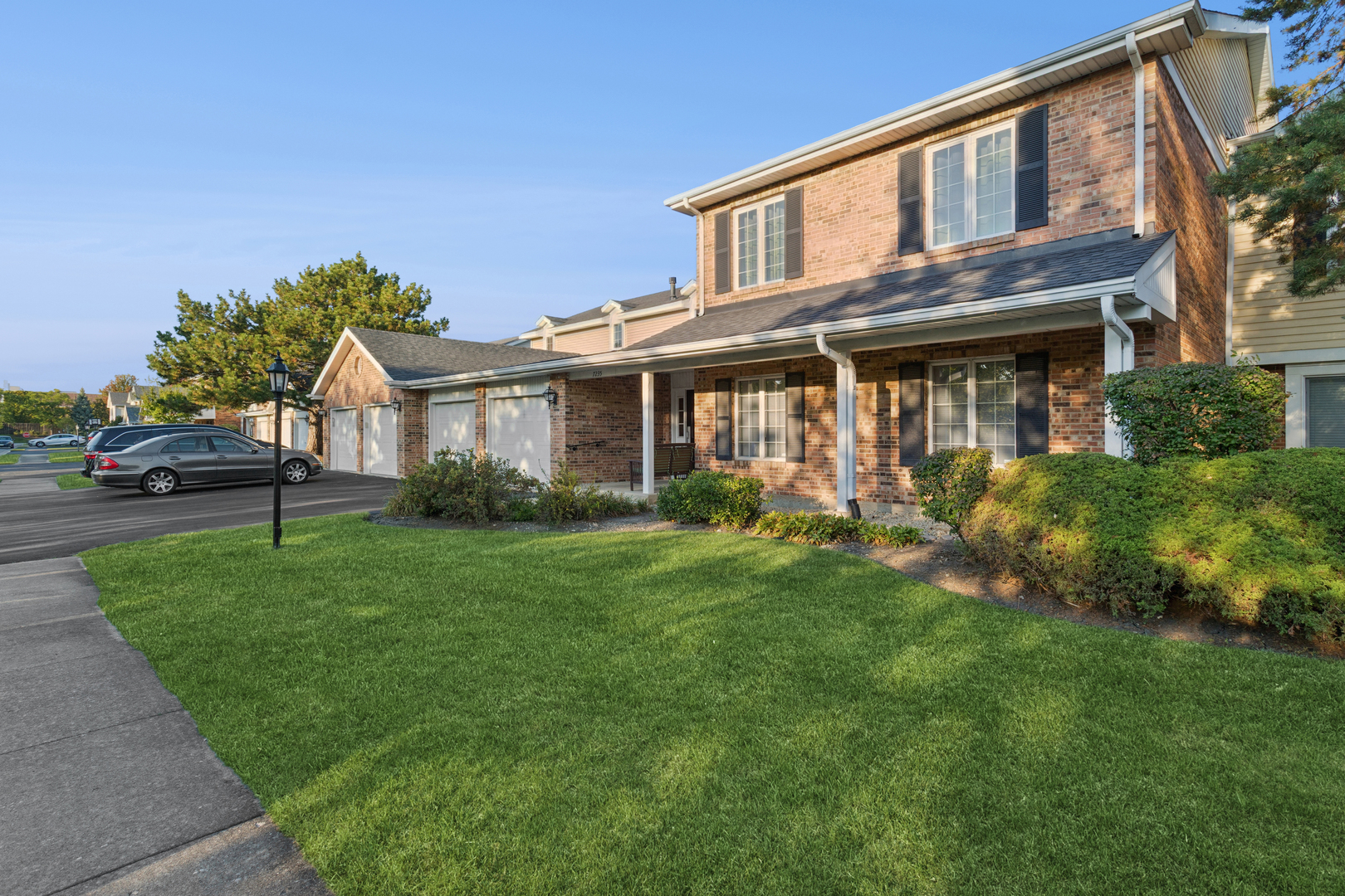 7235 Willow Way Lane #B, Willowbrook, IL 60527