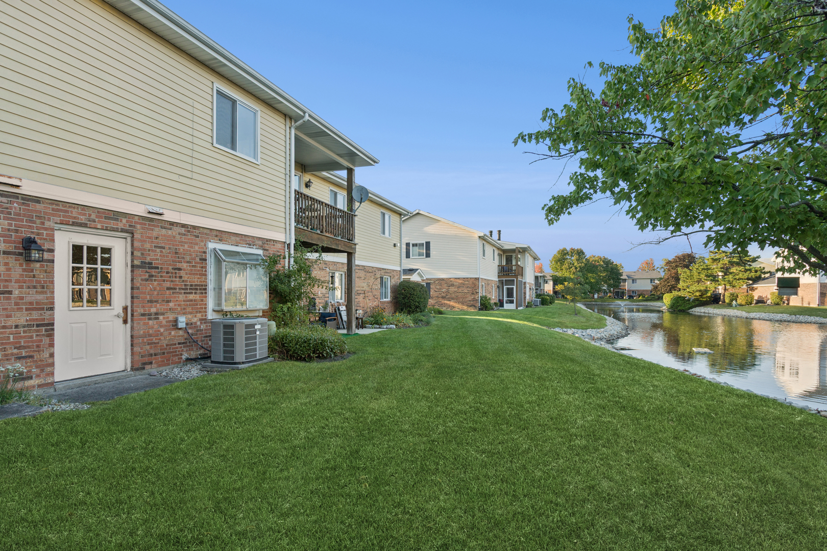 7235 Willow Way Lane #B, Willowbrook, IL 60527