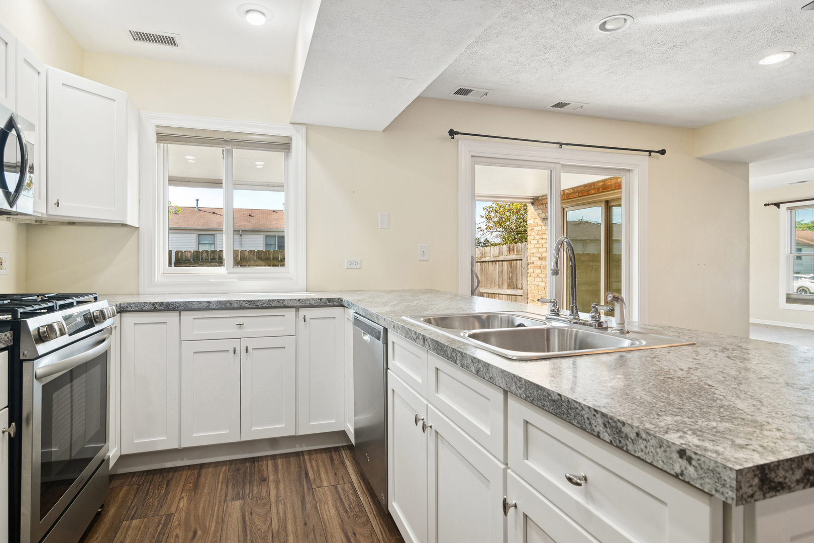 1817 Sessions Walk, Hoffman Estates, IL 60169