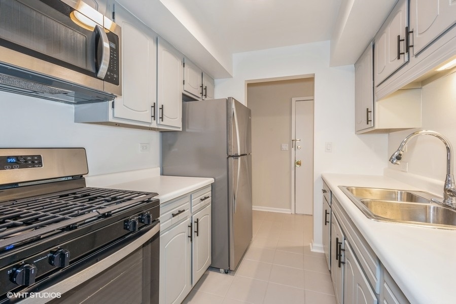 2287 Country Club Drive #1-16B, Woodridge, IL 60517