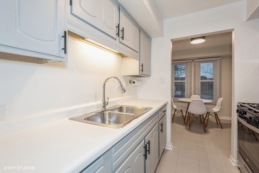 2287 Country Club Drive #1-16B, Woodridge, IL 60517