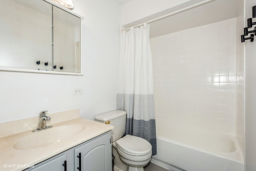 2287 Country Club Drive #1-16B, Woodridge, IL 60517