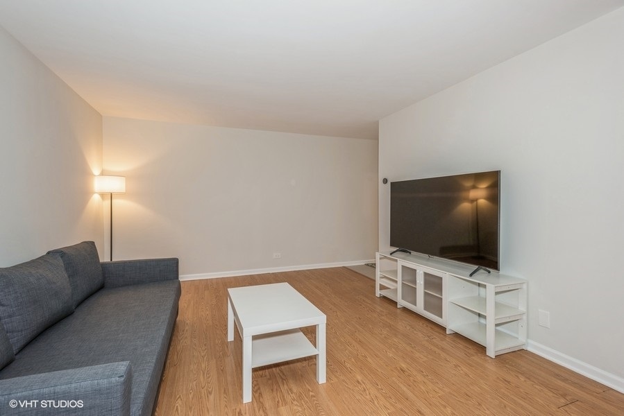 2287 Country Club Drive #1-16B, Woodridge, IL 60517