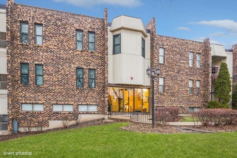 2287 Country Club Drive #1-16B, Woodridge, IL 60517