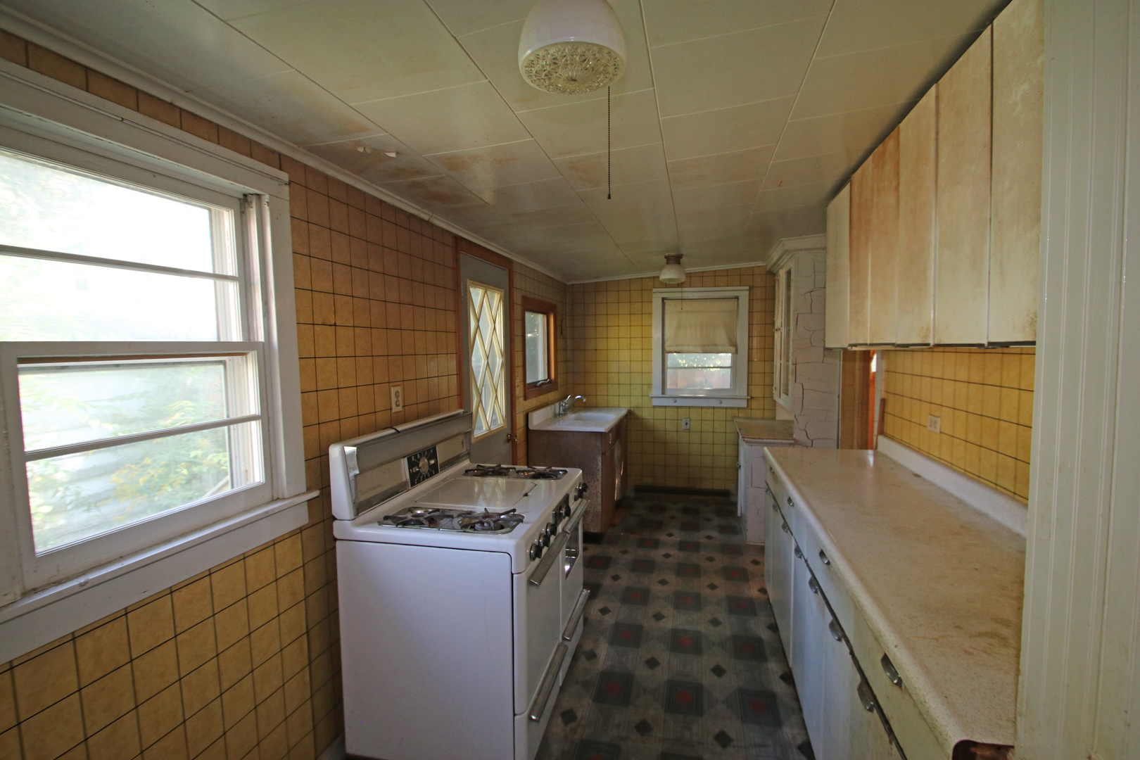 29 S Hickory Avenue, Fox Lake, IL 60020