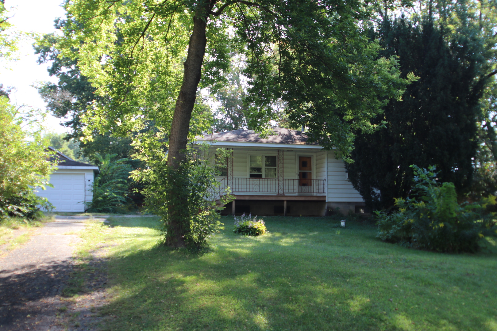 29 S Hickory Avenue, Fox Lake, IL 60020