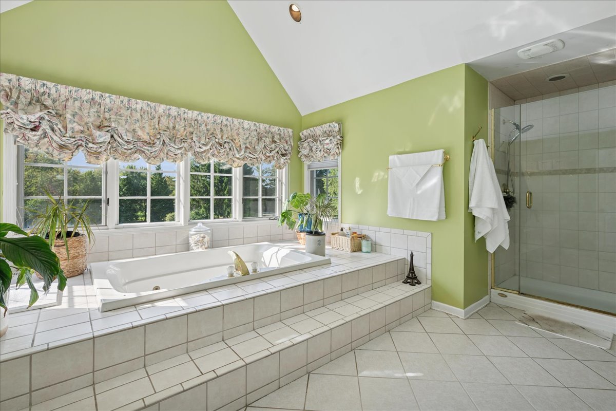 15 Mulberry Drive, Hawthorn Woods, IL 60047