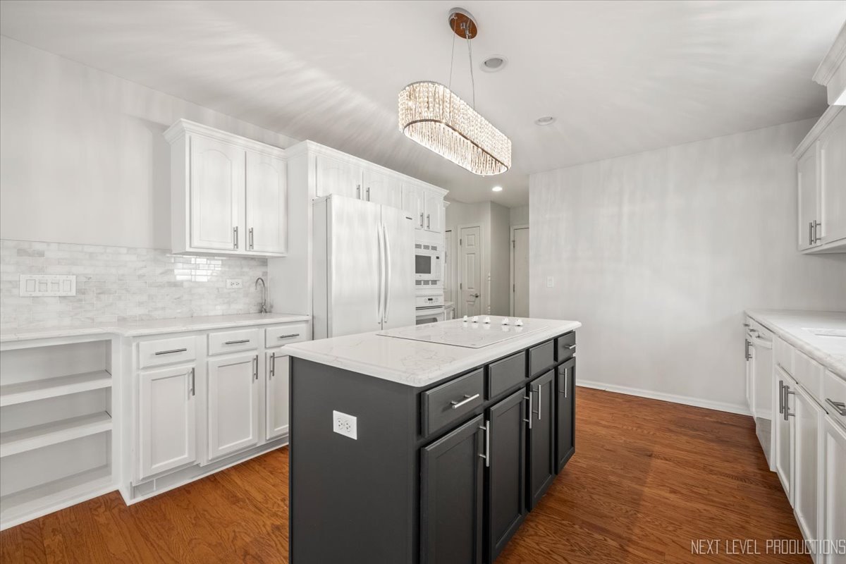 608 Clearwater Court, Oswego, IL 60543