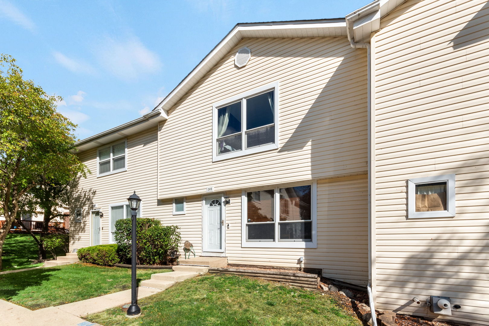 205 Raintree Court, Aurora, IL 60504