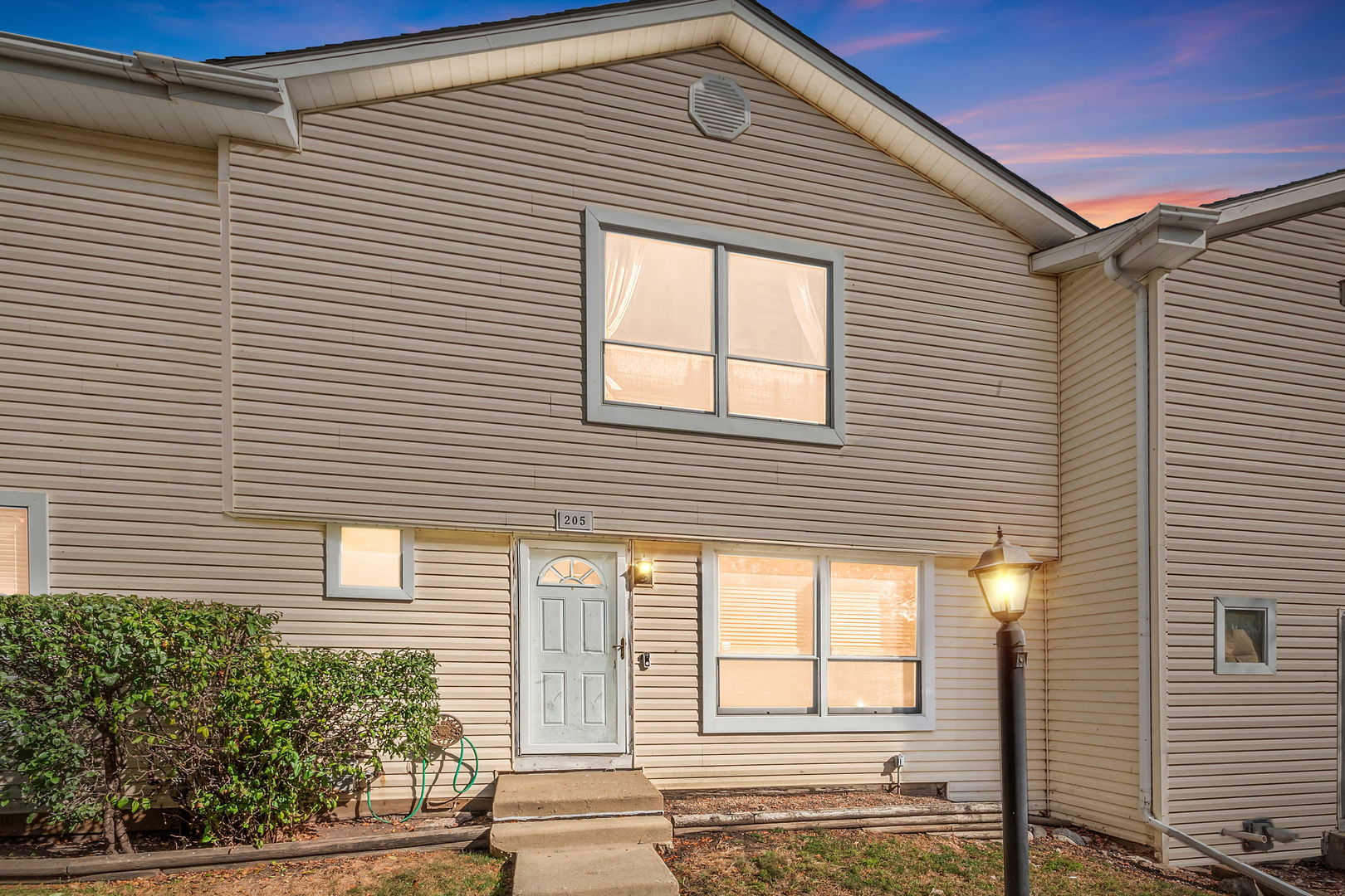 205 Raintree Court, Aurora, IL 60504