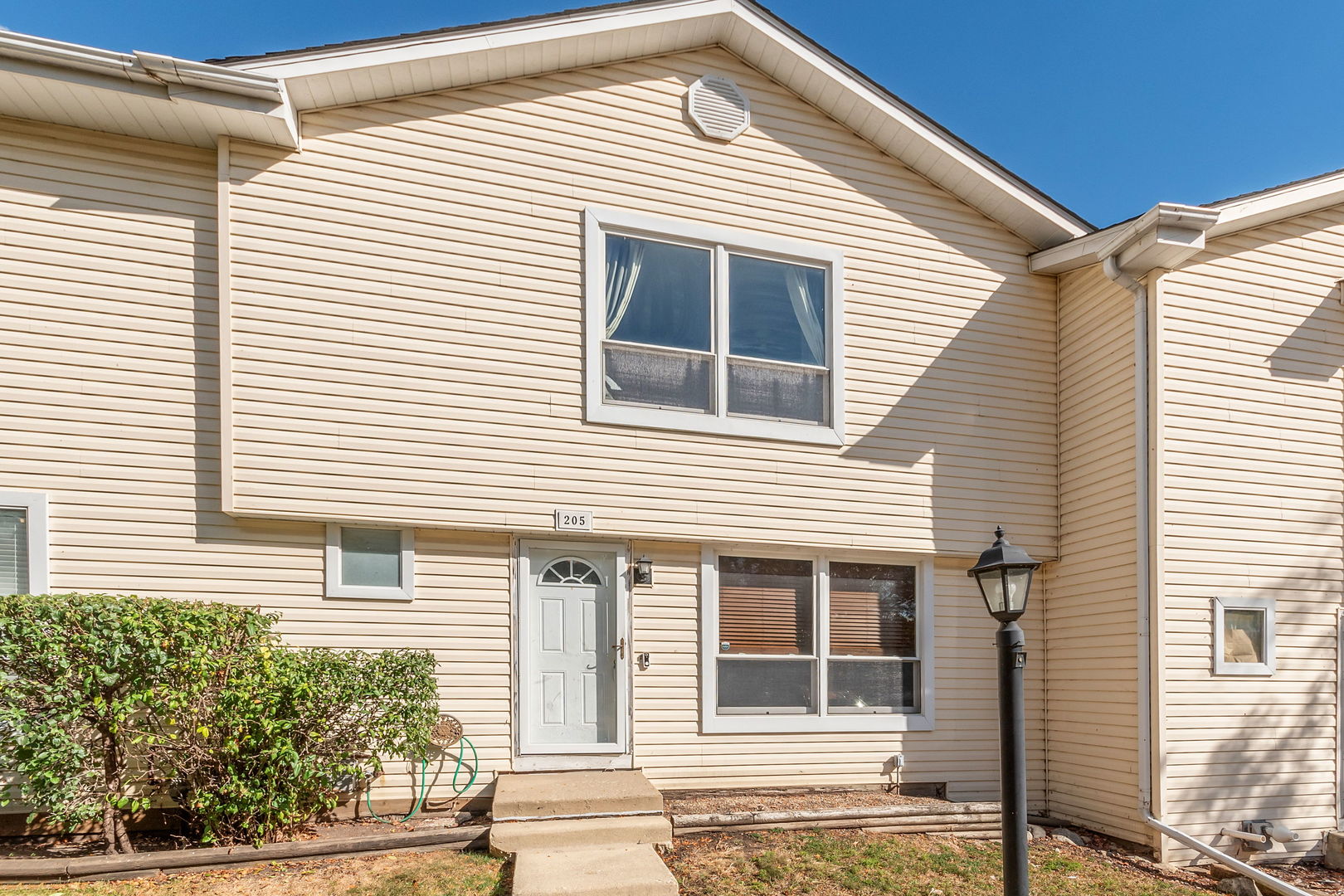 205 Raintree Court, Aurora, IL 60504