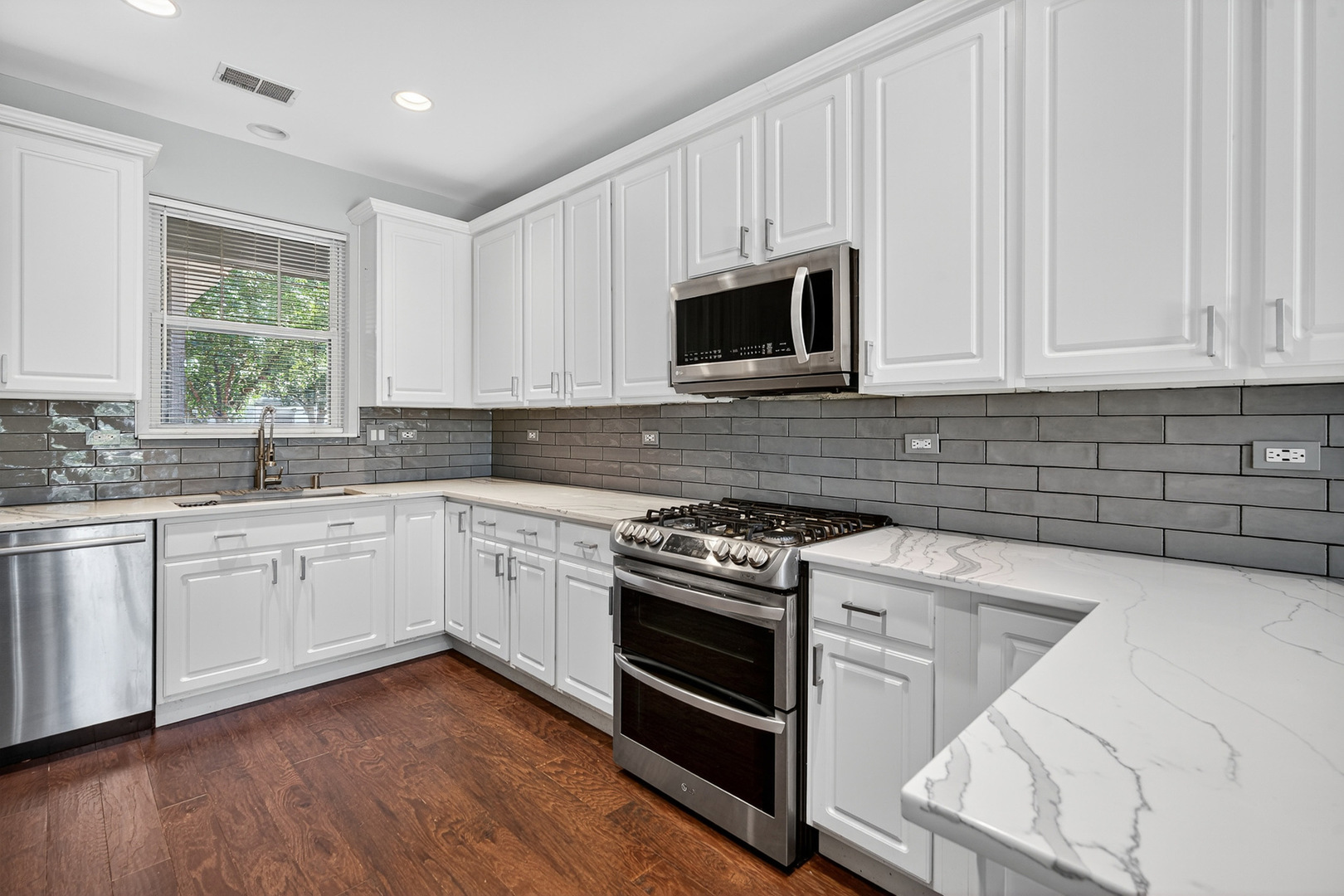 2870 GLACIER Way #B, Wauconda, IL 60084
