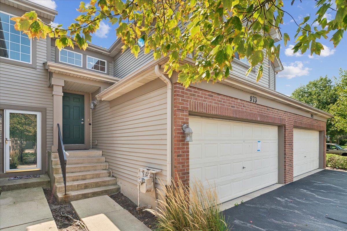 973 Parkhill Circle #973-B, Aurora, IL 60502