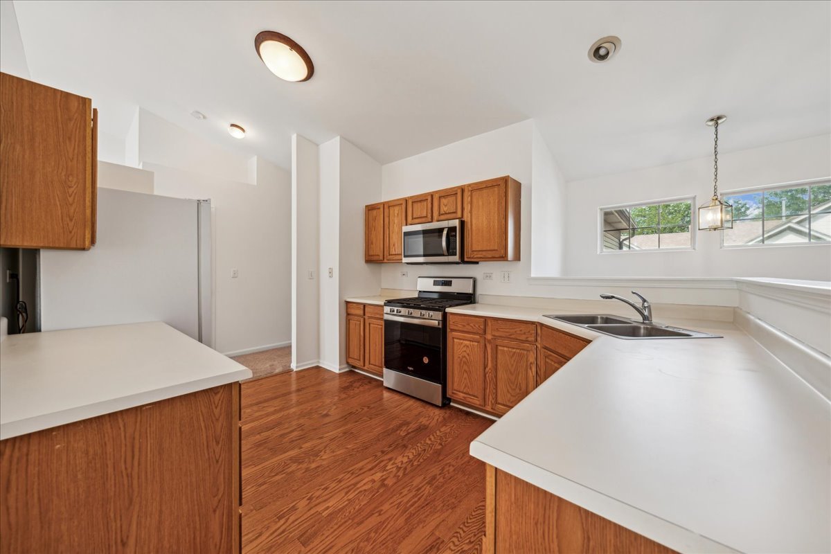 973 Parkhill Circle #973-B, Aurora, IL 60502