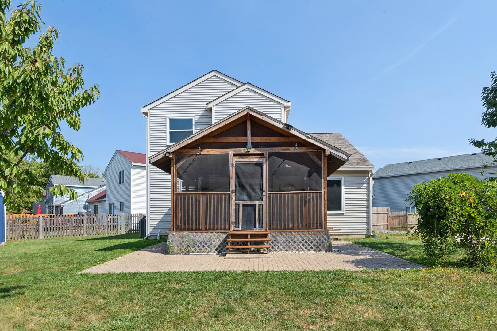 349 E Springwood Court, Round Lake Beach, IL 60073