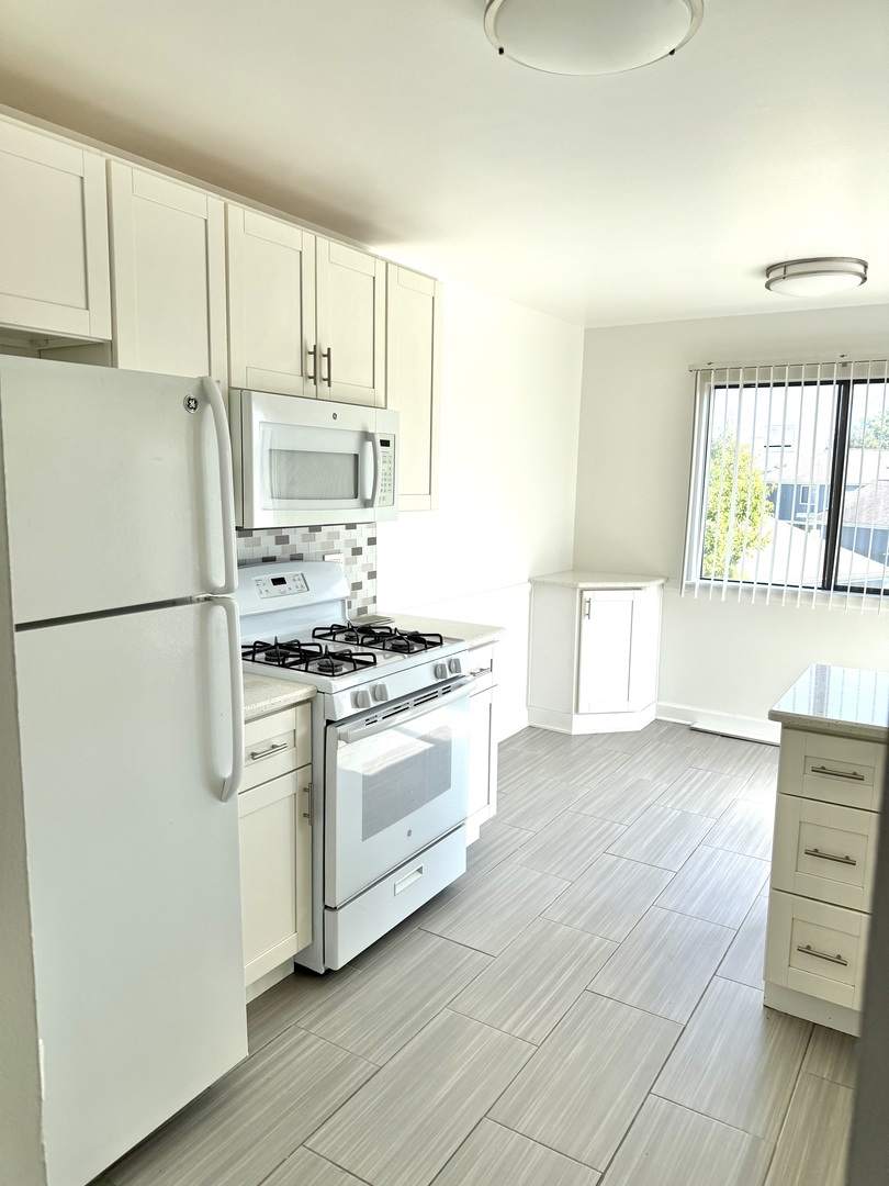 327 WILDBERRY Court #D2, Schaumburg, IL 60193