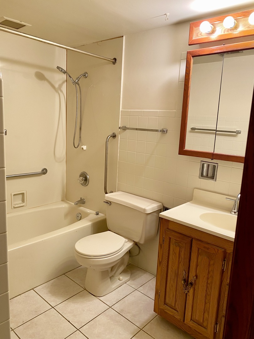 6419 S Oak Park Avenue #E-16, Chicago, IL 60638