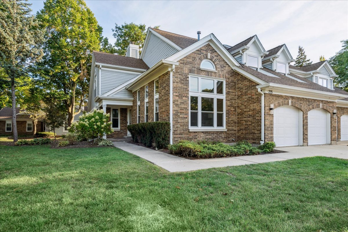 215 WILLOW Parkway, Buffalo Grove, IL 60089