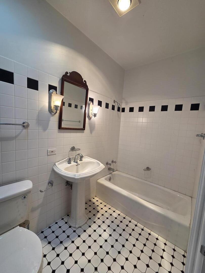 2144 N Fremont Street, Chicago, IL 60614