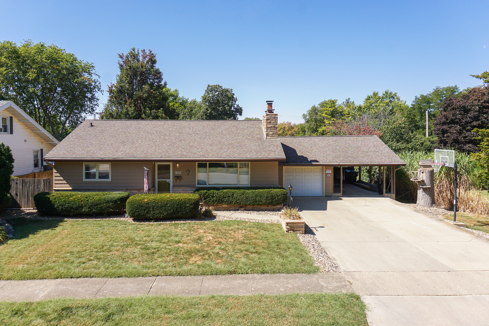 1615 S Roosevelt Avenue, Bloomington, IL 61701