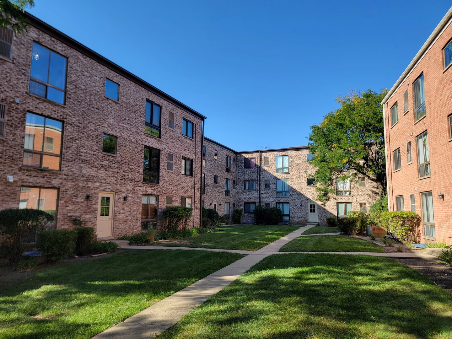 5406 Chateau Drive #4, Rolling Meadows, IL 60008