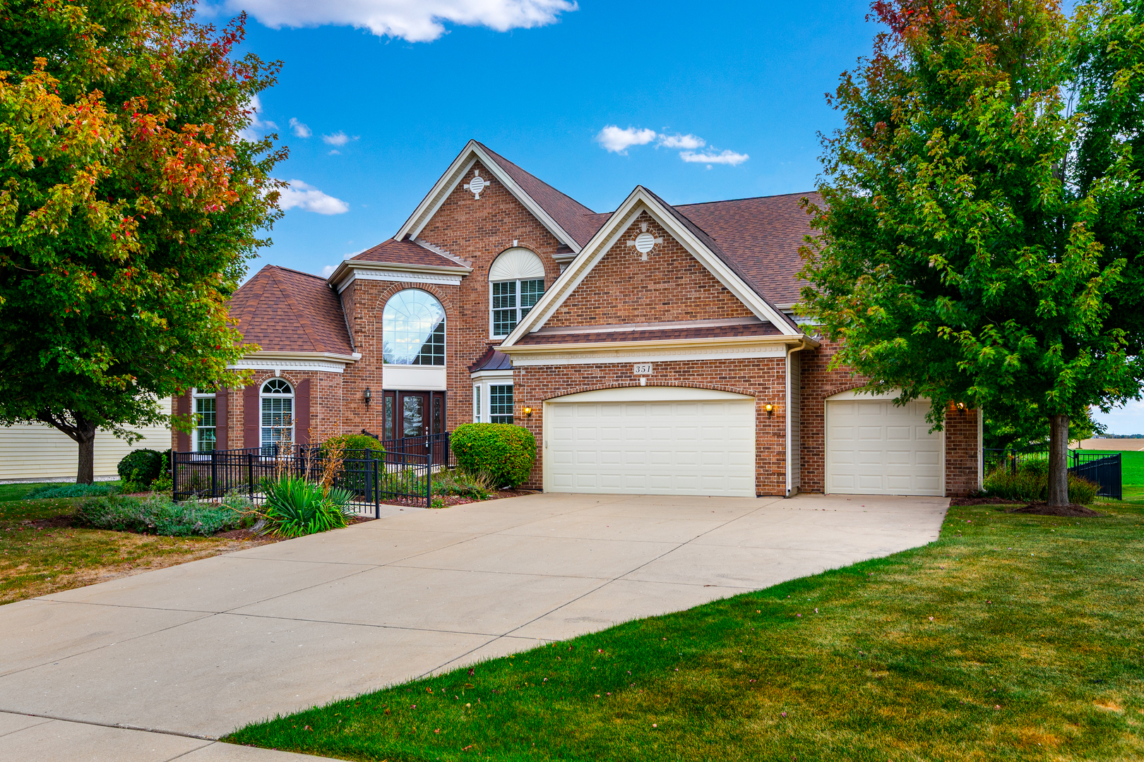 351 Lake Run Lane, North Aurora, IL 60542