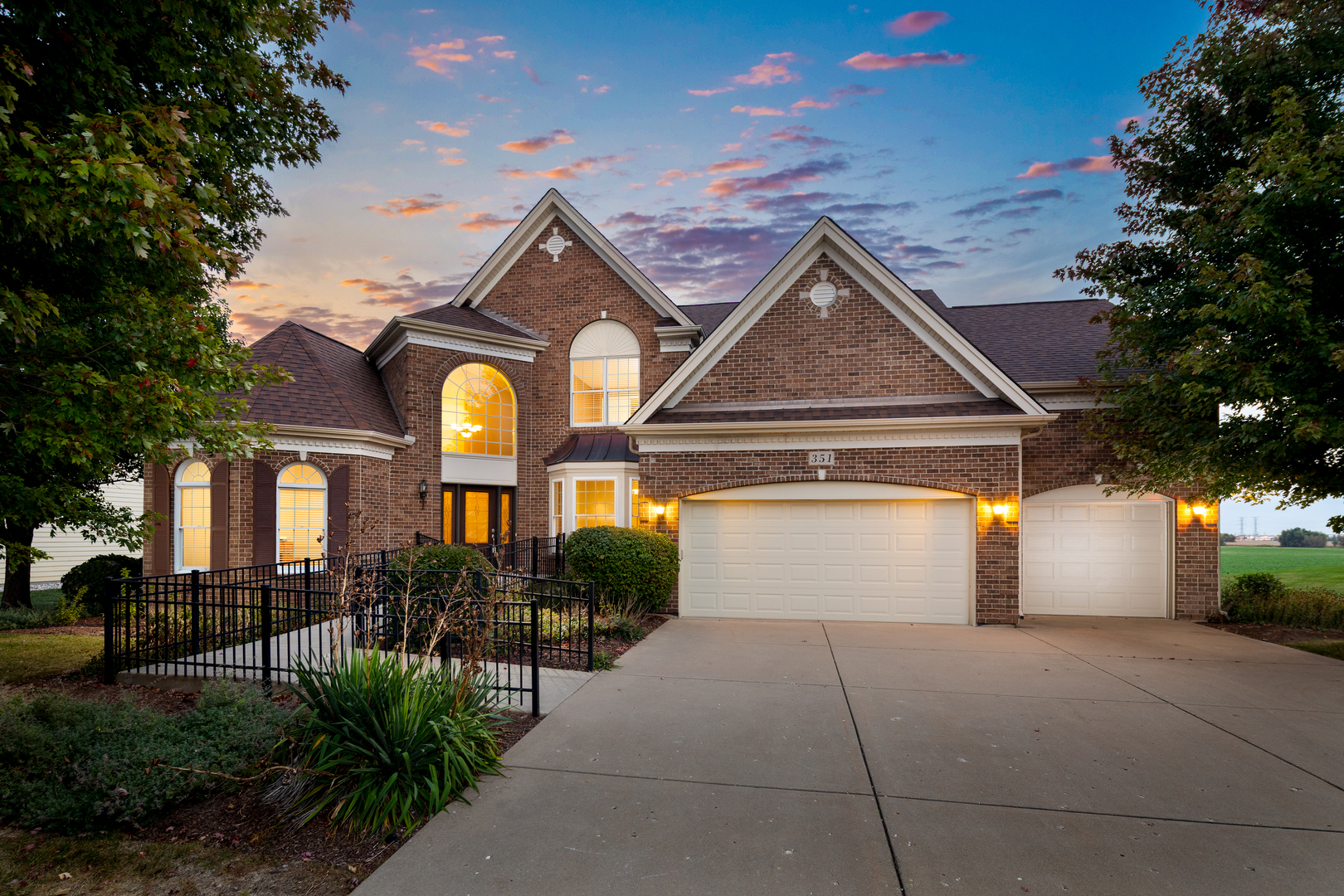 351 Lake Run Lane, North Aurora, IL 60542