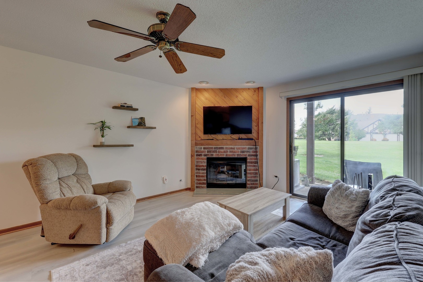 639 Elizabeth Drive #B, Wood Dale, IL 60191