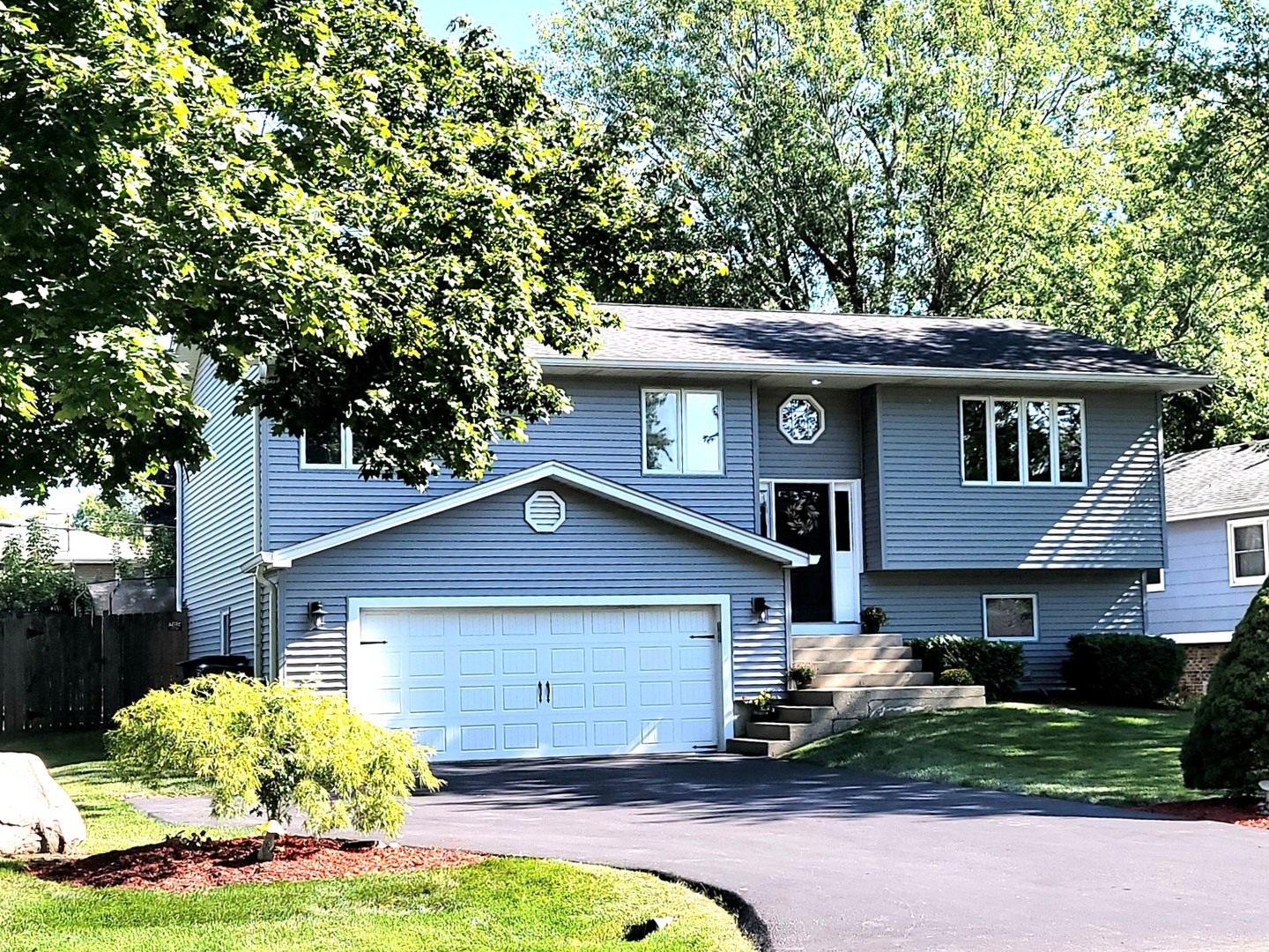 205 Countryside Lane, Lindenhurst, IL 60046