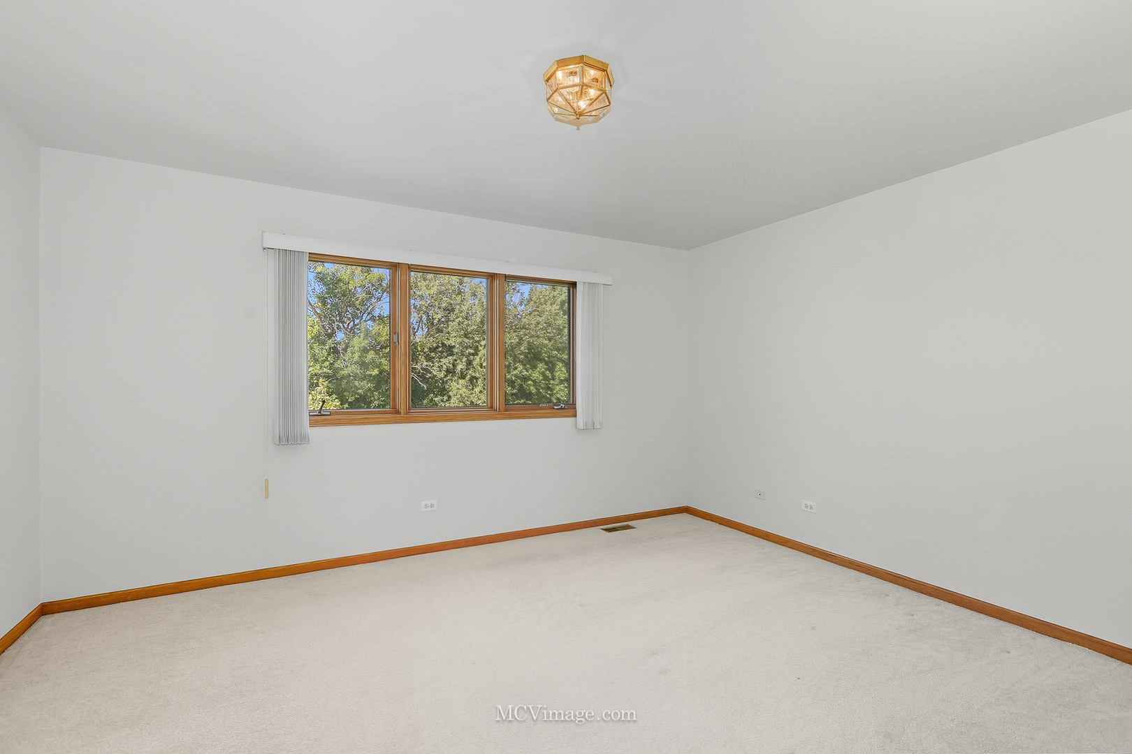 18434 Lakeview Circle, Tinley Park, IL 60477