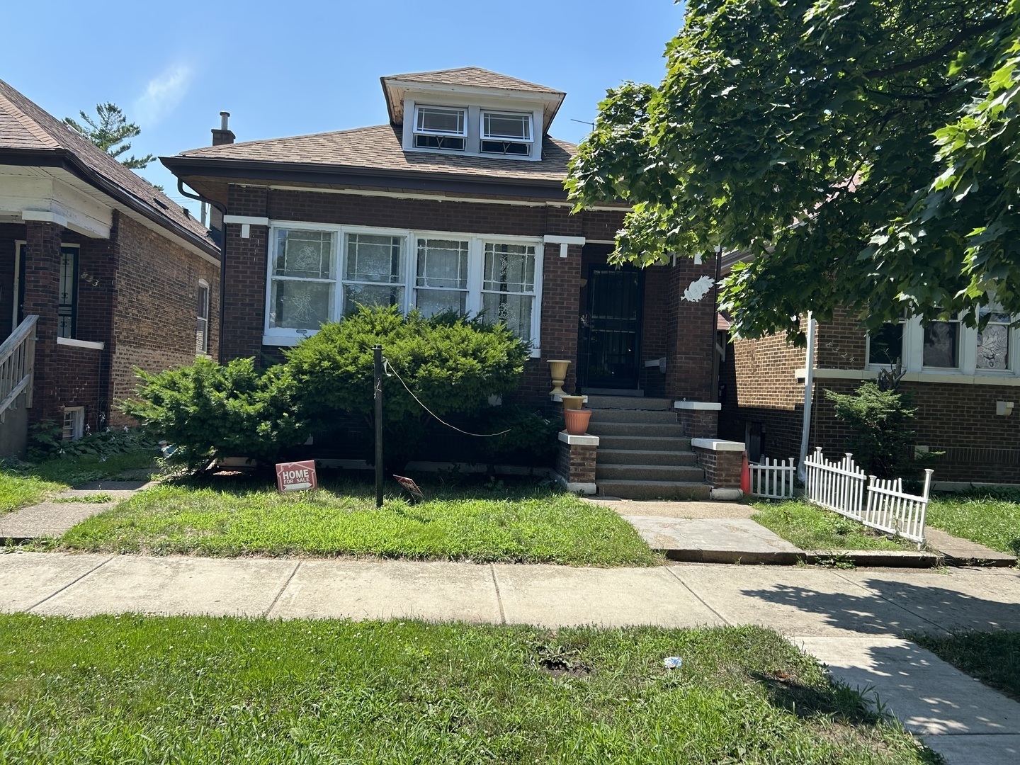 8328 S Paxton Avenue, Chicago, IL 60617