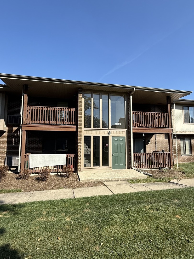 803 Brook Drive #7, Streamwood, IL 60107