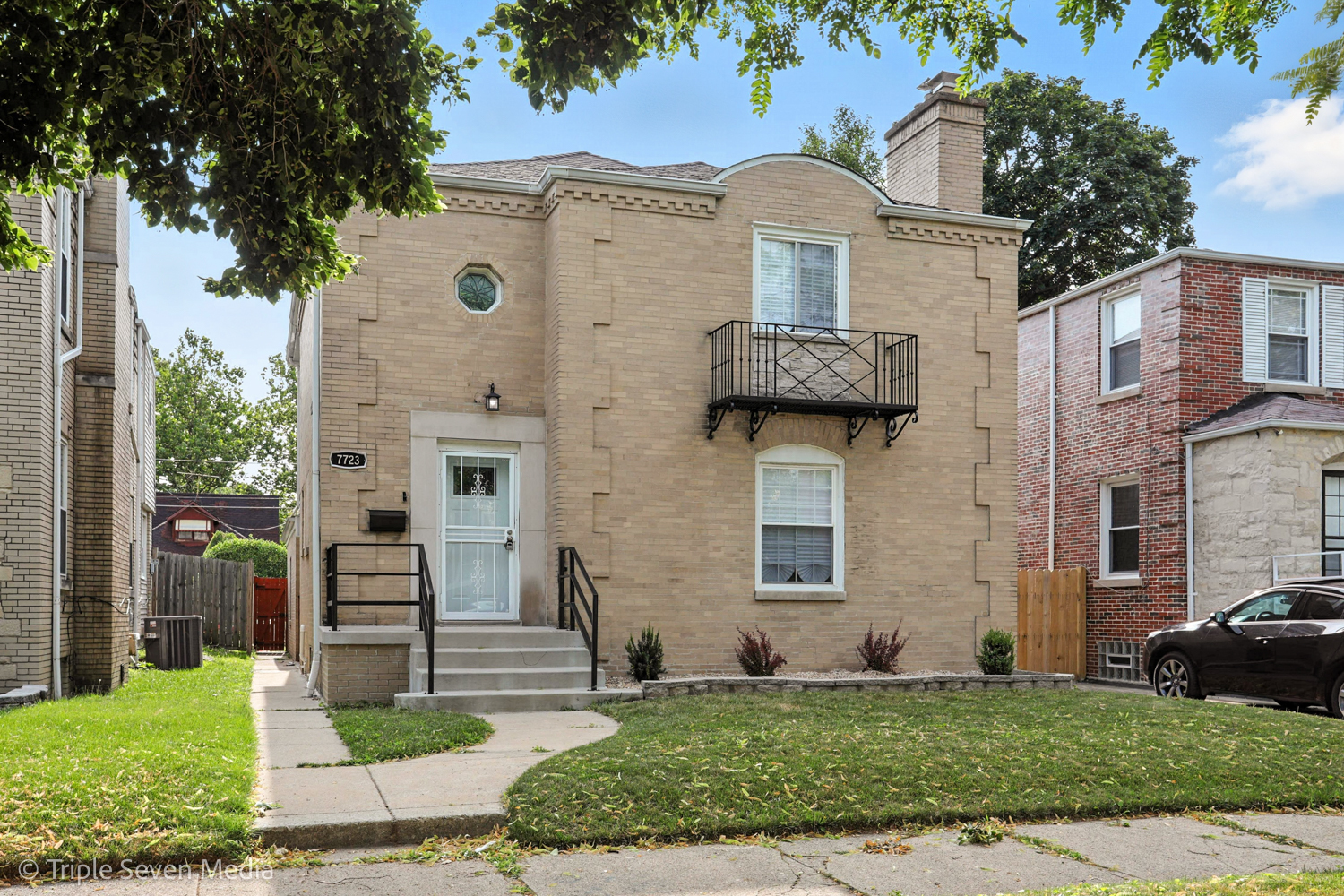 7723 S Paxton Avenue, Chicago, IL 60649