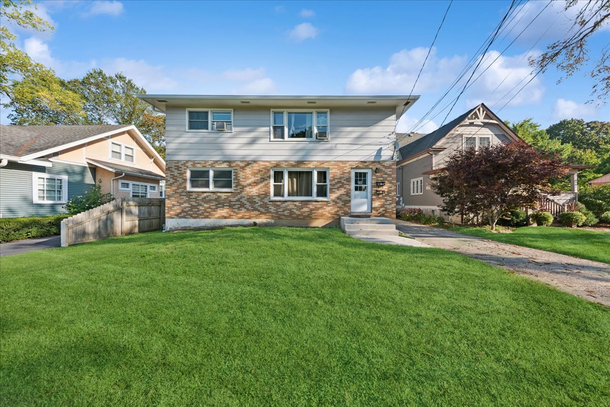 140 Newberry Avenue #A, Libertyville, IL 60048