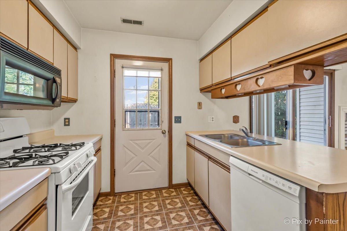 1131 Pond Point Road, Woodstock, IL 60098