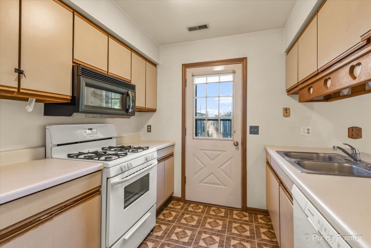 1131 Pond Point Road, Woodstock, IL 60098