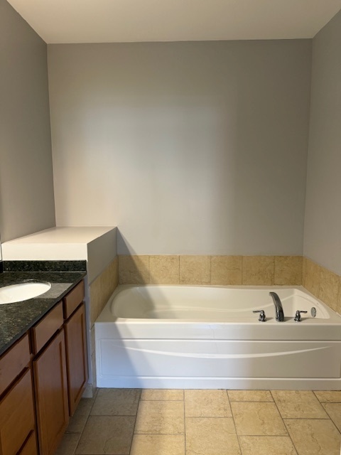 275 E Railroad Avenue #301, Bartlett, IL 60103