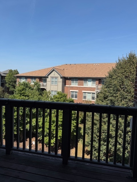 275 E Railroad Avenue #301, Bartlett, IL 60103