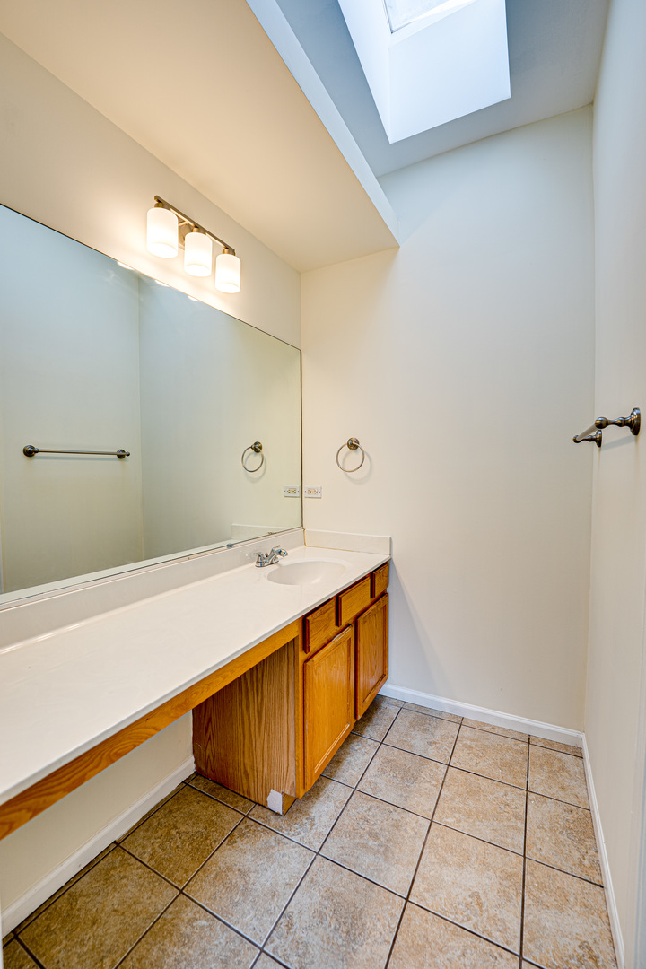 842 County Line Road #842, Aurora, IL 60502