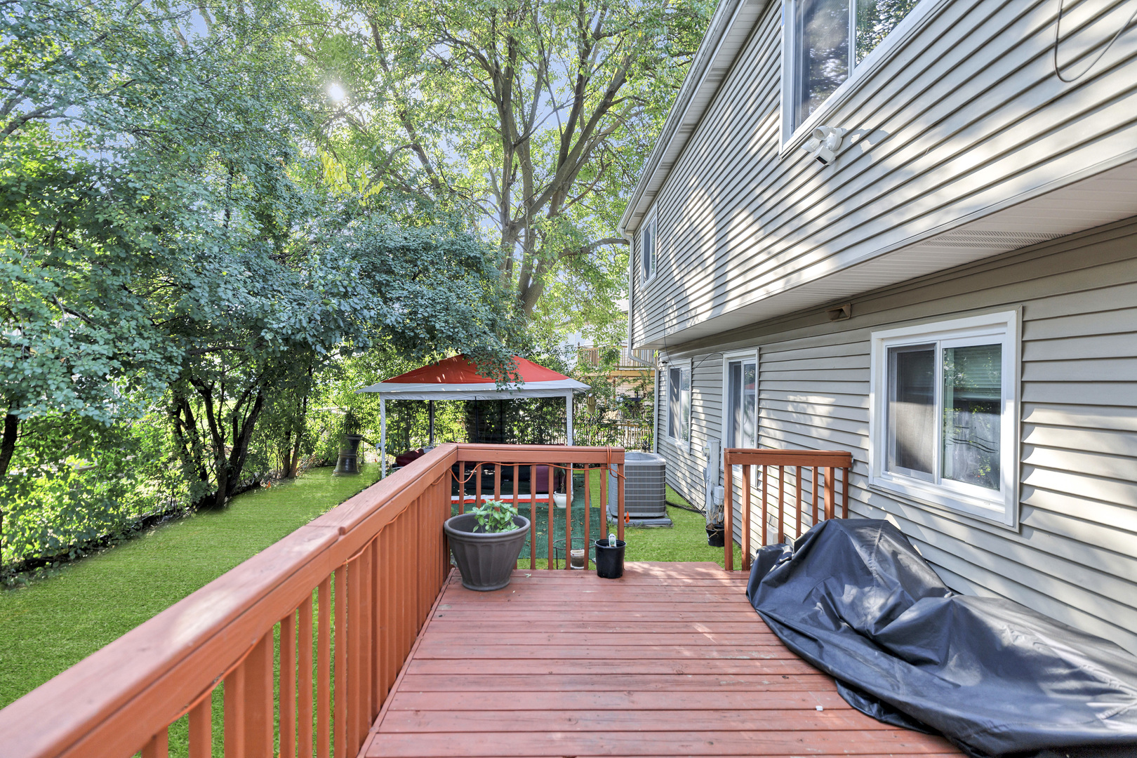 7 Woodmar Court, Streamwood, IL 60107